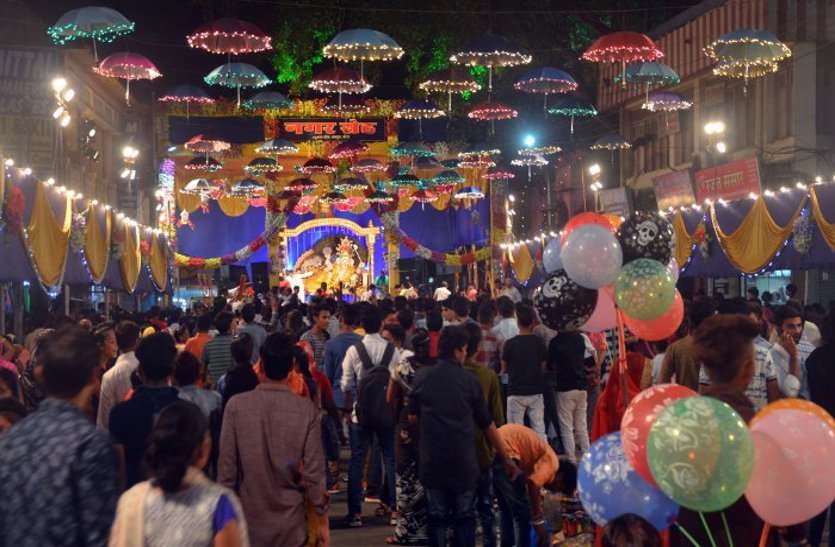 माइक में गा रहा था गणेश जी की आरती तभी हुआ कुछ ऐसा के निकल गई जान माइक में गा रहा था गणेश जी की आरती तभी हुआ कुछ ऐसा के निकल गई जान
