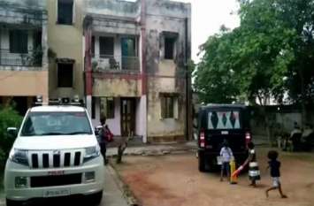 Thieves steal lakhs in police officer house चोरों ने पुलिस अफसर के घर को बनाया निशाना, कर डाली लाखों की चोरी, अब तक नहीं मिला कोई सुराग