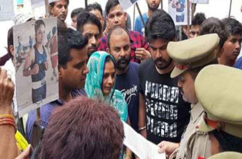 बॉक्सर की मौत बनी रहस्य, परिवार के लोगों ने किया बड़ा खुलासा बॉक्सर की मौत बनी रहस्य, परिवार के लोगों ने किया बड़ा खुलासा