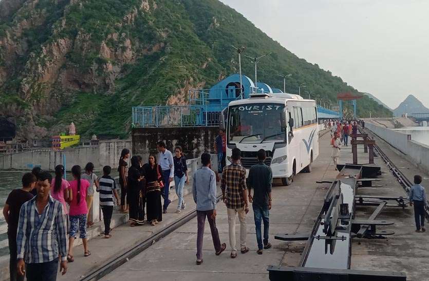 बीसलपुर बांध परियोजना पर अभियंताओं की मनमानी, रिश्तेदारों के निकल रहे बांध से वाहन बीसलपुर बांध परियोजना पर अभियंताओं की मनमानी, रिश्तेदारों के निकल रहे बांध से वाहन