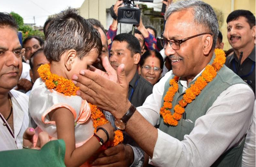 Malnutrition In India CM ने बच्ची को गोद लेकर किया 'कुपोषण मुक्त उत्तराखंड' अभियान का आगाज