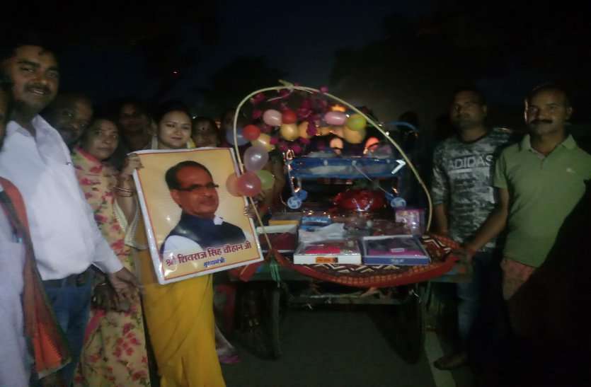 People come forward to help सीता के बच्चों की देखरेख करेंगी आंगनबाड़ी कार्यकर्ता