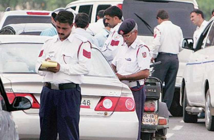 delhi-traffic-police_-tinted-glass-3_647_100515082057_5045521_835x547-m.jpeg