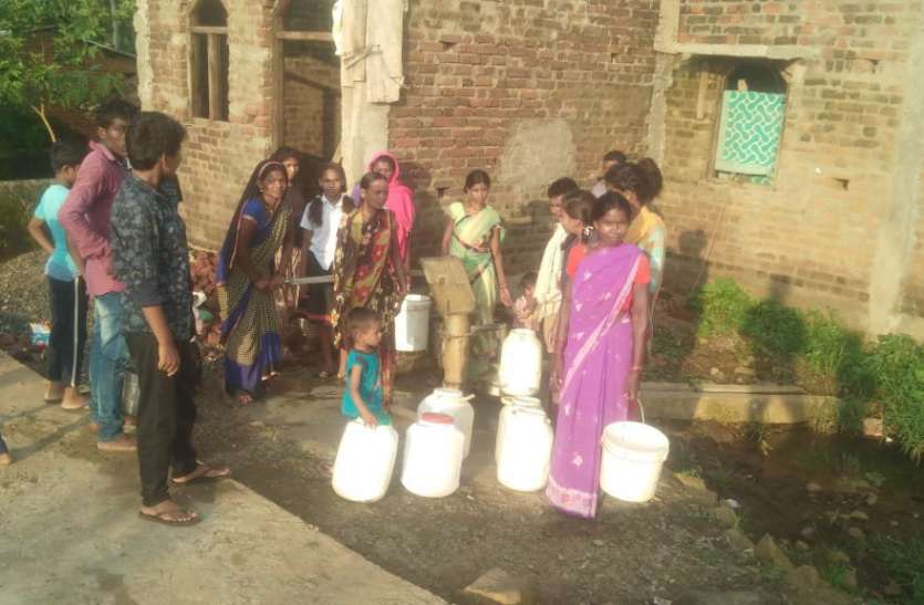 Residents way to water in heavy rain, 1 hand pump 40 families भरी बरसात में पानी के लिए तरह से रहवासी, 1 हैंडपंप 40 परिवार