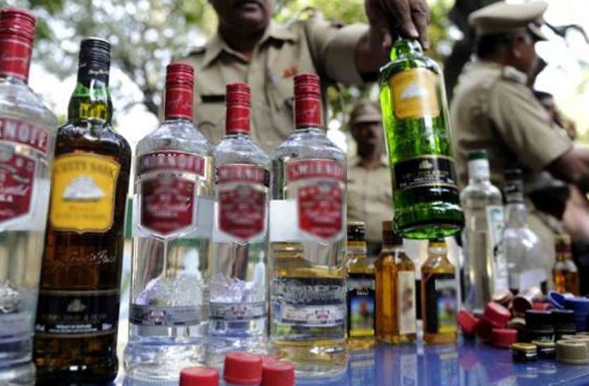 शराब की दुकानों में टूट रहे कायदे, दस जगह कार्रवाई शराब की दुकानों में टूट रहे कायदे, दस जगह कार्रवाई