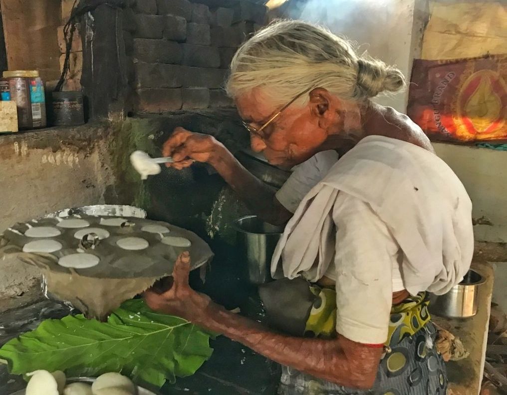 कमला दादी प्यार से खिलाती है क्र१ में एक इडली