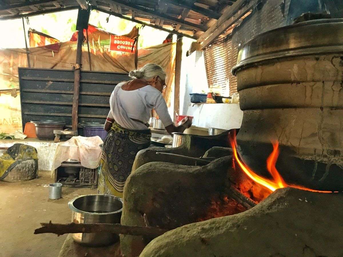 कमला दादी प्यार से खिलाती है क्र१ में एक इडली