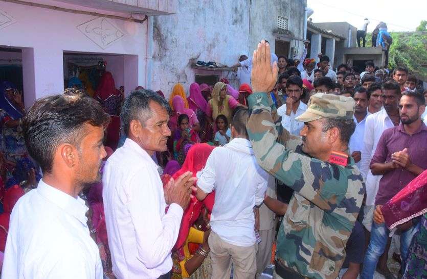 आप रोए नहीं, आप का बेटा मरा नहीं है आप रोए नहीं, आप का बेटा मरा नहीं है