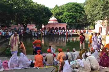pitru paksha 2019: pitra dosh nivaran tips in pitru paksha पितृ दोष से छुटकारा के लिए पितृ पक्ष में जरूर करें ये काम, हर तरह की परेशानियां होंगी दूर