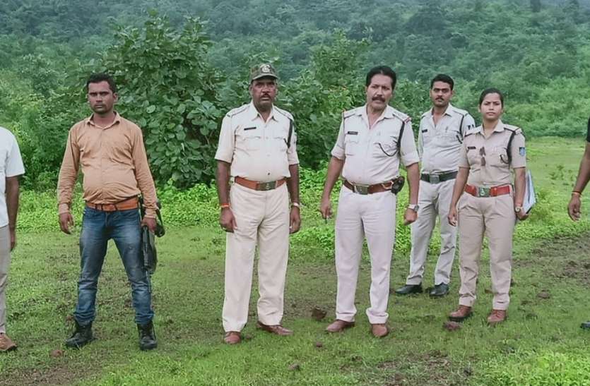 Ruckus in the village due to the arrival of armed badmaash हथियारबंद बदमाशों के आने से गांव में मचा हड़कंप, जंगल में उतरी पुलिस