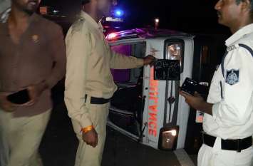 Truck collided with bus, a dozen injured बस में ट्रक ने मारी टक्कर, एक दर्जन घायल