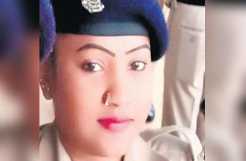 किराए के मकान में फांसी के फंदे पर मिली महिला आरक्षक की लाश, हुई थी लव मैरिज किराए के मकान में फांसी के फंदे पर मिली महिला आरक्षक की लाश, हुई थी लव मैरिज