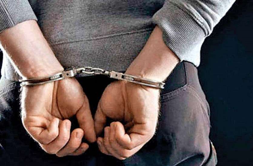 Fraud : बैंक में चेक थमाकर ऐसे ठगे लाखों, रहें सावधान Fraud : बैंक में चेक थमाकर ऐसे ठगे लाखों, रहें सावधान