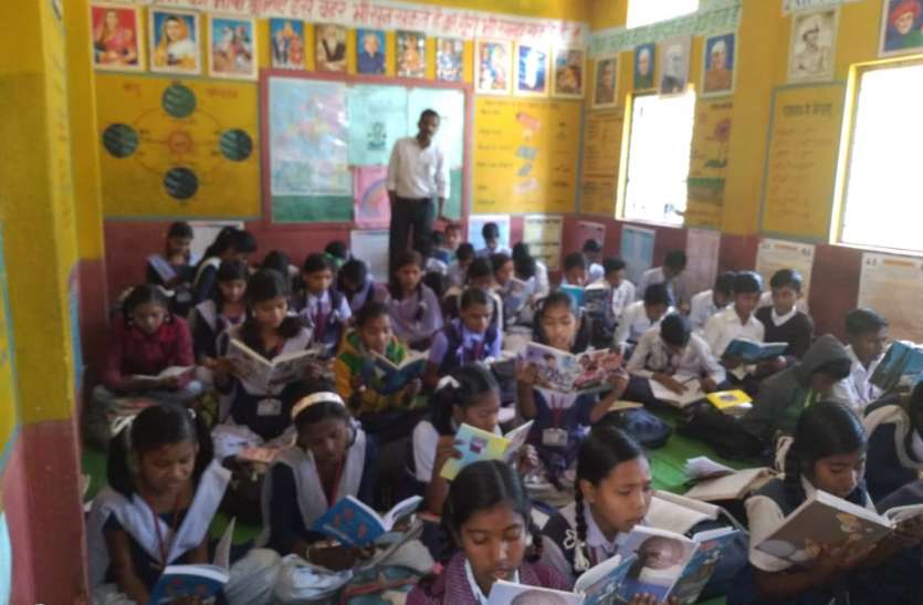 The teachers changed the condition of the school. स्कूल की दशा सुधारने शिक्षकों ने वेतन से खर्च किए ५ लाख रुपए