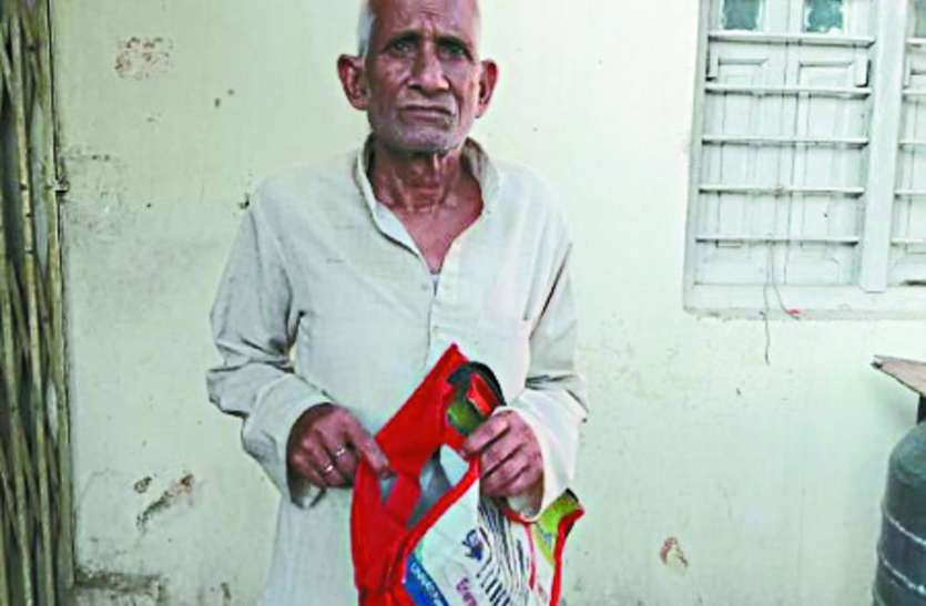 रिटायर शिक्षक के थैला में रखे 60 हजार ले गए आरोपी रिटायर शिक्षक के थैला में रखे 60 हजार ले गए आरोपी