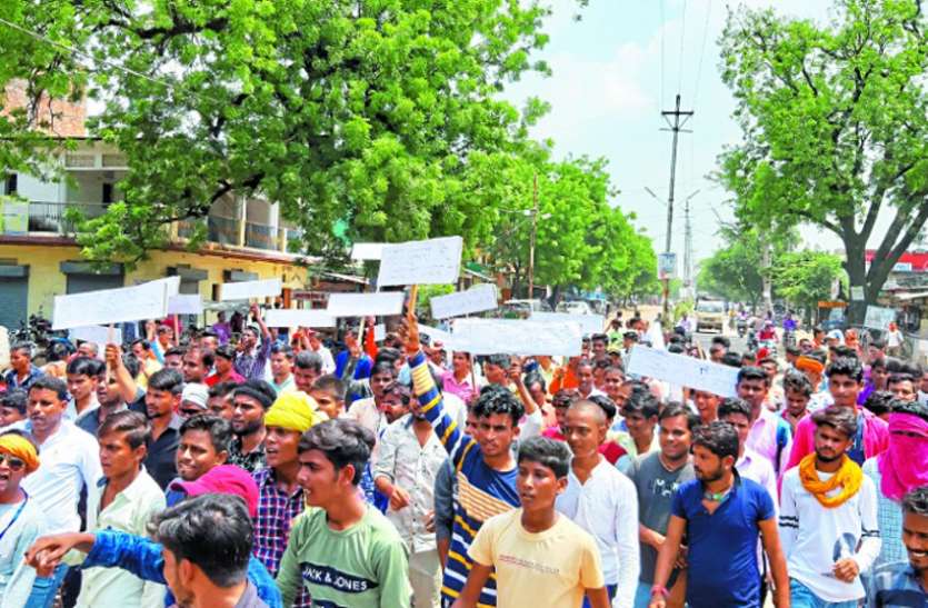नौगांव एसडीएम को हटाए जाने की मांग, सड़क पर उतरकर किया प्रदर्शन, नारेबाजी की नौगांव एसडीएम को हटाए जाने की मांग, सड़क पर उतरकर किया प्रदर्शन, नारेबाजी की