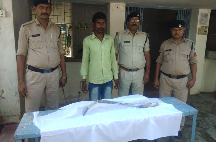 Aggravated murder of old maternal uncle, then reached home, attacked o घात लगाकर की थी वृद्धा मामी की हत्या, फिर घर पहुंच वृद्ध मामा पर किया था गड़ासा से प्रहार