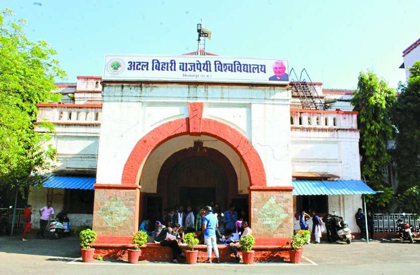 दो छात्राओं के बीच छिड़ा ऐसा विवाद के 4 साल बाद आया फैसला, अब एक गोल्ड मैडल के होंगे दो टुकड़े दो छात्राओं के बीच छिड़ा ऐसा विवाद के 4 साल बाद आया फैसला, अब एक गोल्ड मैडल के होंगे दो टुकड़े