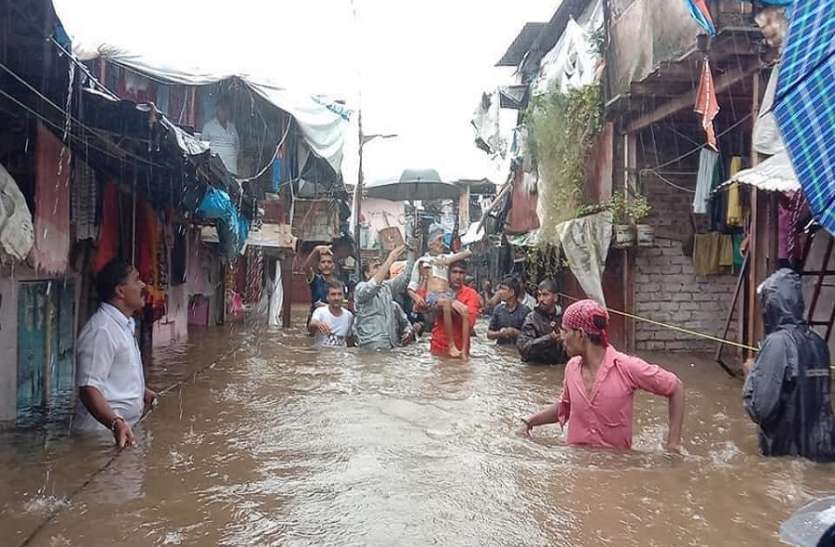 बारिश के आगे बेबस: सड़कों पर लंबा ट्रैफिक जाम, बदला गया बेस्ट बसों का रूट, डायवर्ट की गईं विमान सेवाएं बारिश के आगे बेबस: सड़कों पर लंबा ट्रैफिक जाम, बदला गया बेस्ट बसों का रूट, डायवर्ट की गईं विमान सेवाएं