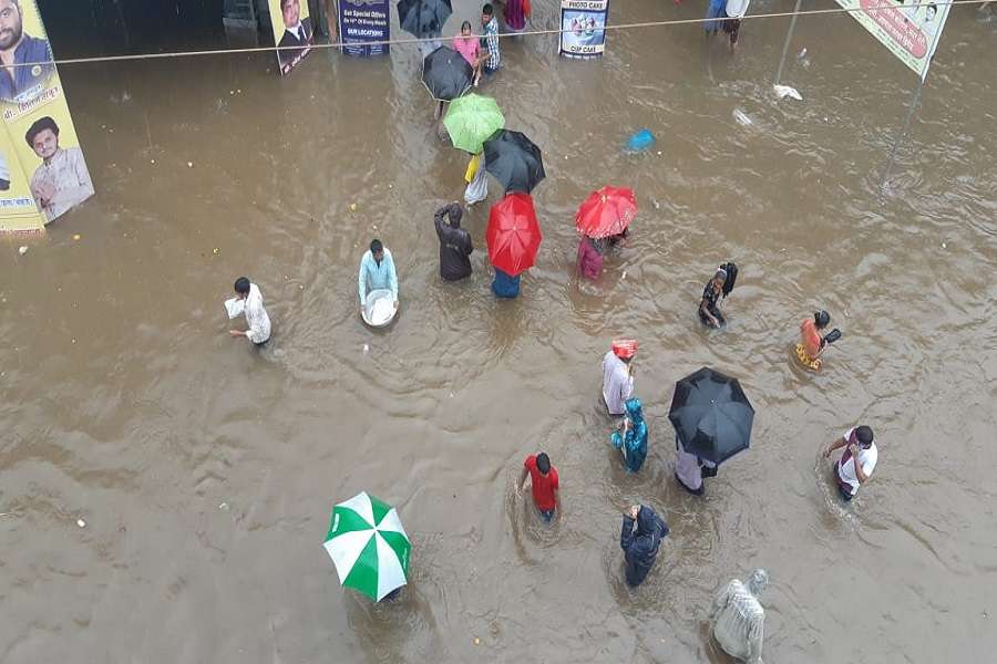 बारिश के आगे बेबस: सड़कों पर लंबा ट्रैफिक जाम, बदला गया बेस्ट बसों का रूट, डायवर्ट की गईं विमान सेवाएं