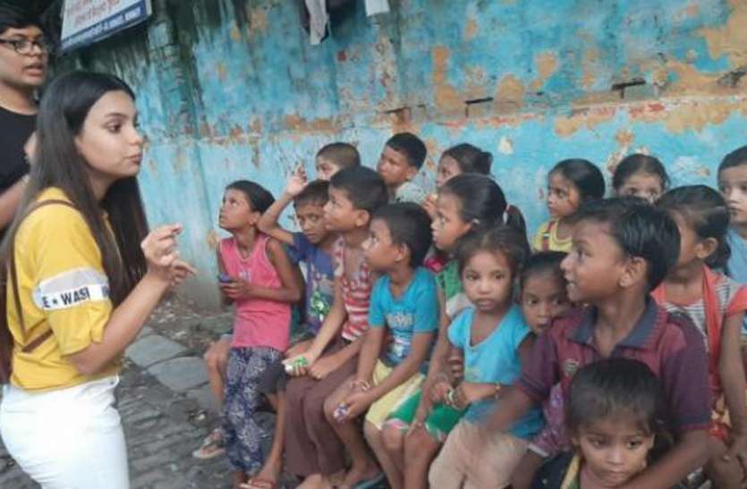 Teachers day special story फुटपाथ पर लगती ऐसी पाठशाला जहां आकर स्कूल के बच्चे शिक्षक बन जाते