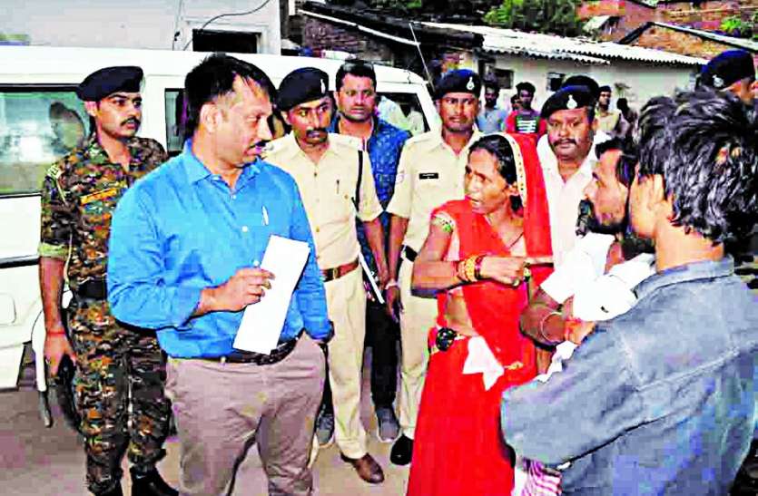 Crime News: SP Riyaz Iqbal gets emotional on old lady's complaint Crime News: पांच बेटे व एक बेटी ने मां को घर से निकाला, एसपी ने आप बीती सुनी तो साथ लेकर पहुंच गए घर