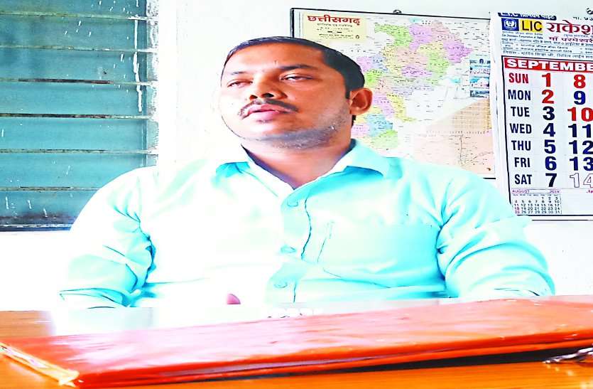 ये हैं नेत्रहीन शिक्षक ओमप्रकाश, पिछले 13 साल से बिना छुट्टी मारे, बस में सफर करते, छड़ी के सहारे पहुंच जाते हैं स्कूल, ताकि गांव का हर बच्चा पढ़ सके