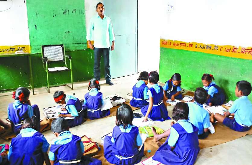 ये हैं नेत्रहीन शिक्षक ओमप्रकाश, पिछले 13 साल से बिना छुट्टी मारे, बस में सफर करते, छड़ी के सहारे पहुंच जाते हैं स्कूल, ताकि गांव का हर बच्चा पढ़ सके ये हैं नेत्रहीन शिक्षक ओमप्रकाश, पिछले 13 साल से बिना छुट्टी मारे, बस में सफर करते, छड़ी के सहारे पहुंच जाते हैं स्कूल, ताकि गांव का हर बच्चा पढ़ सके