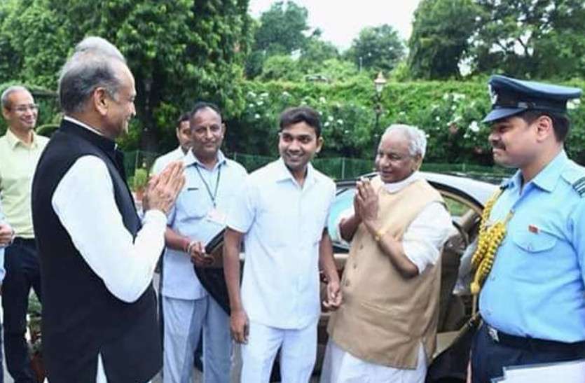 ashok gehlot kalyan singh CM गहलोत ने High-Tea के साथ गवर्नर कल्याण सिंह को दी Farewell, देखें तस्वीरें