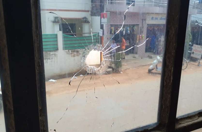 Masked miscreants firing on the road in chhatarpur city दहशतगर्दों ने रोड पर फायरिंग, मची भगदड़