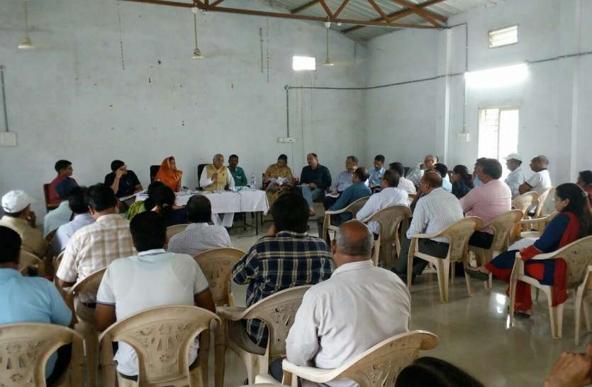 hoshangabad, janpad panchayat, meeting, mla dr sitasaran विधायक ने आखिर एेसा क्या कहा कि अफसर रह सन्न