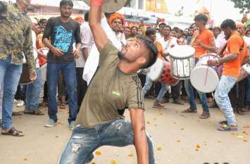 Viewers are surprised to see the feat of the arena अखाड़ों के करतब देख दर्शक अचंभित