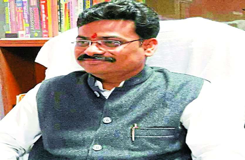 Teacher's Day 2019: ये चलाते हैं आदिवासी बच्चों की ‘सुपर फिफ्टी’ , पूर्व रक्षामंत्री स्व. मनोहर पर्रिकर भी हुए थे कायल Teacher's Day 2019: ये चलाते हैं आदिवासी बच्चों की ‘सुपर फिफ्टी’ , पूर्व रक्षामंत्री स्व. मनोहर पर्रिकर भी हुए थे कायल