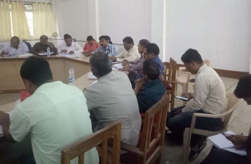 अधिकारियों ने की विकास कार्यों की समीक्षा अधिकारियों ने की विकास कार्यों की समीक्षा