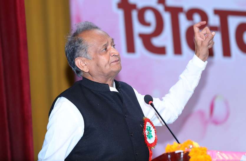 CM Ashok Gehlot सम्मानित शिक्षकों को मिलेंगे आवास, कर सकेंगे बस में नि:शुल्क यात्रा, मुख्यमंत्री ने की घोषणा