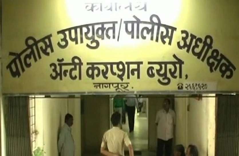 दोस्त को खुश करने के लिए पुलिस ने रिश्वत में मांगी तीन लडकिया दोस्त को खुश करने के लिए पुलिस ने रिश्वत में मांगी तीन लडकिया