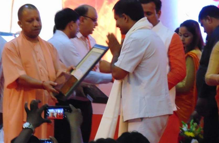 akhlakahamad.jpg Teachers Day: प्राइवेट स्कूल छोड़कर बच्चों ने अखलाक के स्कूल में लिया दाखिला, सीएम ने दिए 25 हजार रुपये