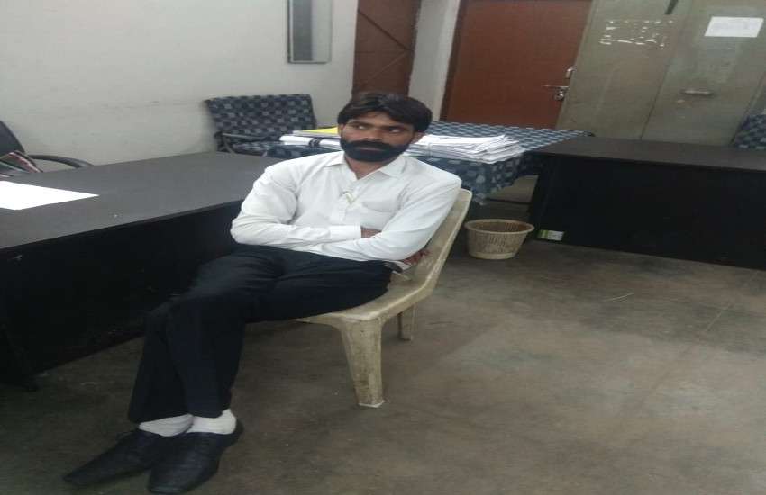नौकरी मांगने महिला ने लगाया फोन तो युवक ने नंबर सेव कर भेजना शुरू कर दिया अश्लील वीडियो, फिर..