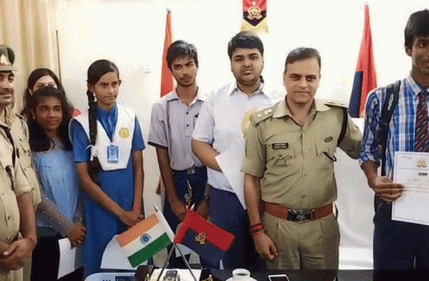 Ayodhya Police Celebreted Teachers day 2019 Teachers Day : अयोध्या पुलिस ने दिया बच्चों को अनोखा तोहफा बना दिया पुलिस अधिकारी