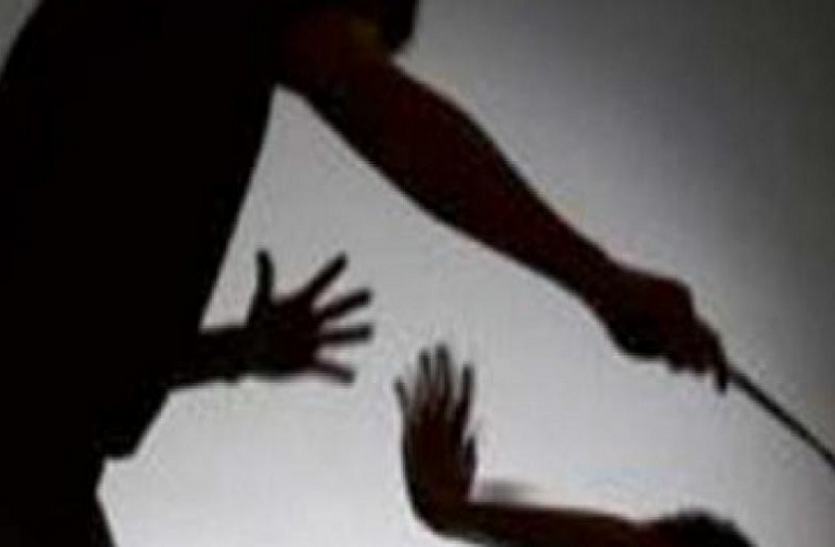 b2.png शर्मनाक: गुरुग्राम में पुलिस ने दिखाई बर्बरता, महिला को नग्न कर बेल्ट से पीटा