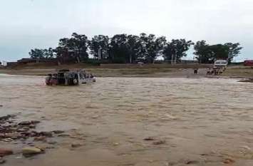 Jeep driver endangered 22 school children in Punjab पानी में फंसी बच्चों से भरी स्कूल जीप, छोडक़र भागा चालक, फिर हुआ कुछ ऐसा...