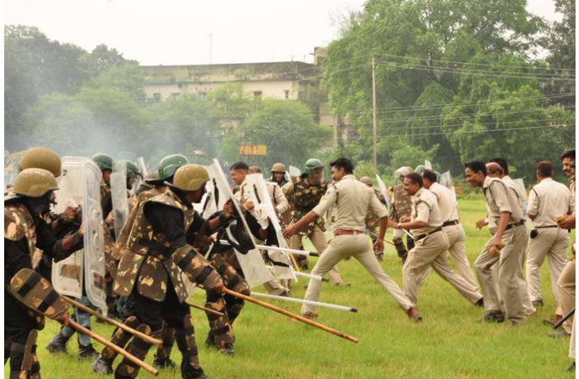 balwa drill in police line Balwa drill : टियर गन से गोला नहीं दाग सके टीआई, एसपी ने लगाई फटकार
