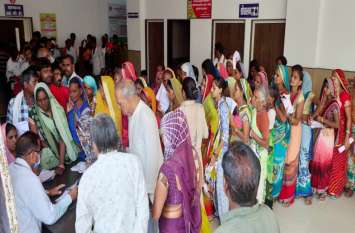 The patient's family slapped the doctor Baran- मरीज के परिजन ने डाक्टर को मारा थप्पड़। गुस्साये डाक्टरों ने अस्पताल चौकी का किया घेराव
