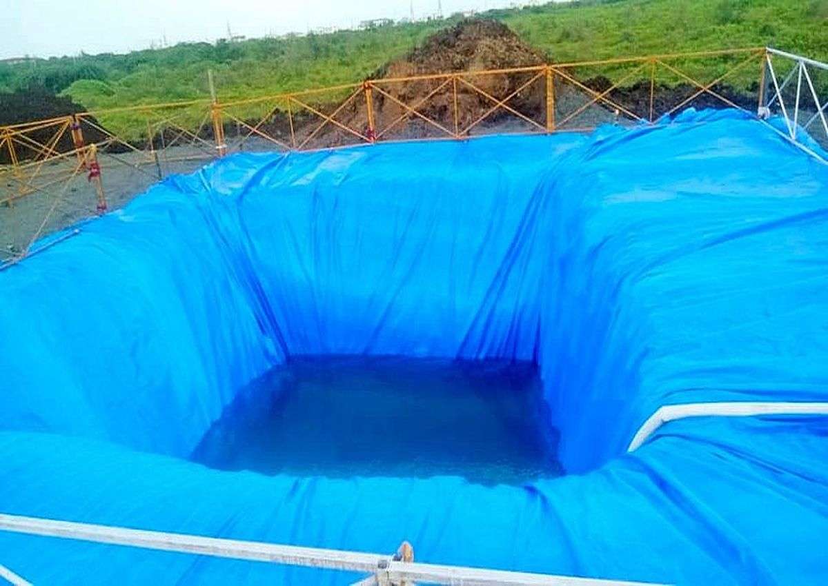मिट्टी और कागज के गणपति स्थापित