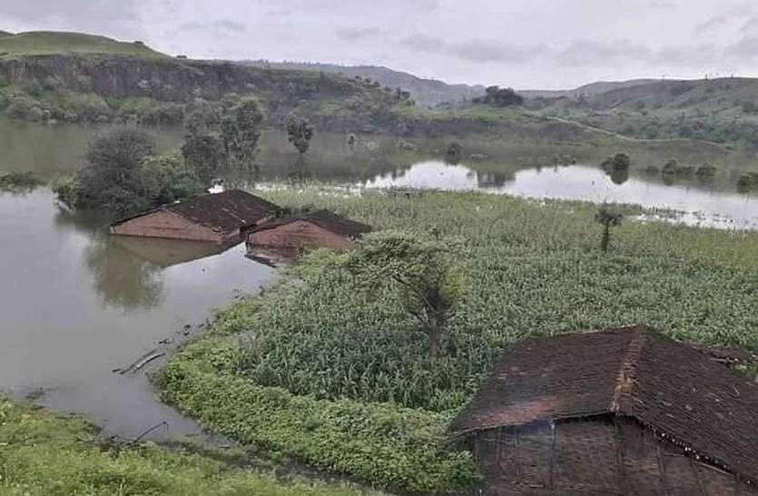 नर्मदा बांध का जलस्तर बढऩे से पानी में समा रहे हैं कई गांव नर्मदा बांध का जलस्तर बढऩे से पानी में समा रहे हैं कई गांव