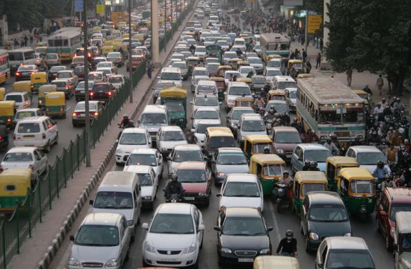 car_delhi-traffic.jpg सरकार ने दिया आश्वासन, नहीं बंद होंगी पेट्रोल-डीजल गाड़ियां