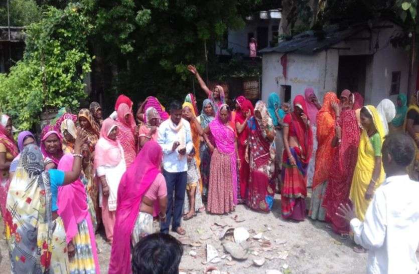 chittorgarh कहां दो माह से नलों में नहीं आया पानी, महिलाओं ने सरपंच को घेरा