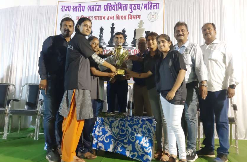 मम्मी-पापा से सीखा दांव पेंच शतरंज स्पर्धा में राज्य में अव्वल रहने वाली महिला टीम की शतरंज खिलाड़ी व गवर्नमेंट पीजी कॉलेज में बीएससी बायो अंतिम वर्ष की छात्रा स्नेहा अनंत ने बताया कि इस खेल के प्रति उसका गहरा लगाव है। बीएससी प्रथम वर्ष में भी इसी खेल की वजह से यूनिवर्सिटी की टीम में चयनित होने पर भुवनेश्वर में खेलने का मौका मिला। अंतिम वर्ष में स्टेट टॉप करने पर मेरे साथ तीन अन्य छात्रों का चयन यूनिवर्सिटी के लिए हुआ है। स्नेहा ने बताया कि बचपन से ही मम्मी अभिलाषा और पापा सुरेश कुमार अनंत को शत प्रदेश भर के खिलाडिय़ों को मात देेकर पीजी कॉलेज की छात्राएं बनीं शतरंज की रानी