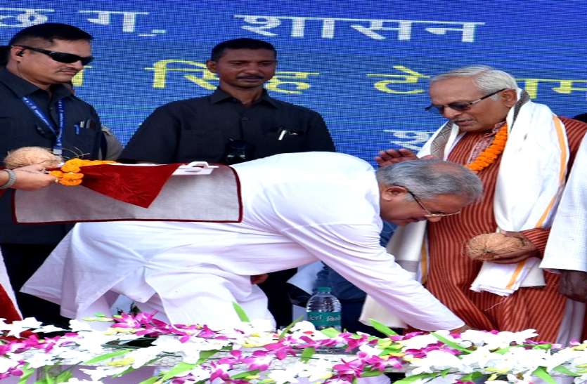 शिक्षक दिवस: पढि़ए मुख्यमंत्री भूपेश बघेल के गणित वाले टीचर की कहानी, क्यों उन्हें देखते ही पैर छूते हैं CM, Video शिक्षक दिवस: पढि़ए मुख्यमंत्री भूपेश बघेल के गणित वाले टीचर की कहानी, क्यों उन्हें देखते ही पैर छूते हैं CM, Video