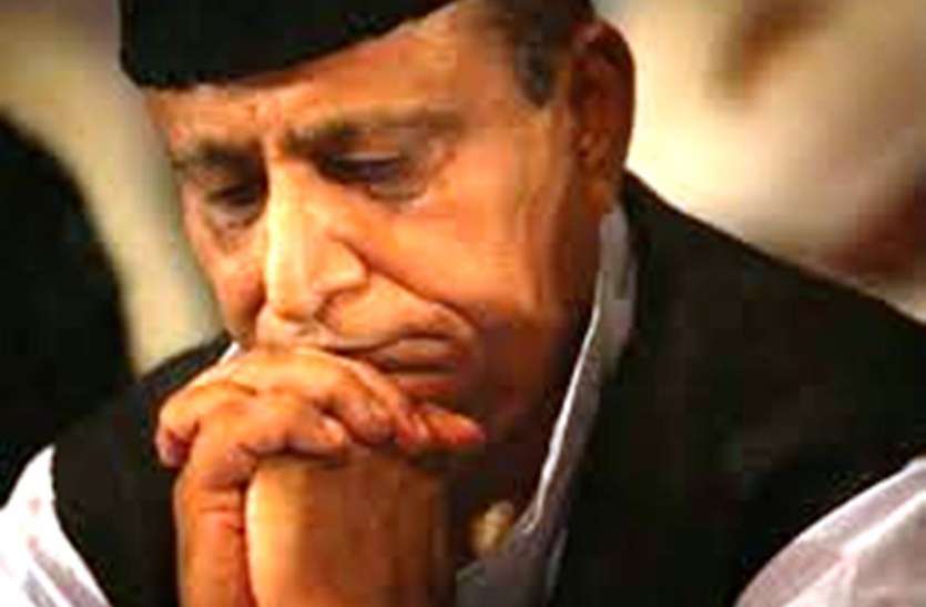 health-minister-asked-for-aazam-khaan-mulayam-singh-relationship सूबे के इस मंत्री के ऐलान से बढ़ सकती है आजम खां की मुश्किलें, सीतापुर के दौरे पर आये मंत्री ने कही ये बड़ी बात, मचा हड़कंप